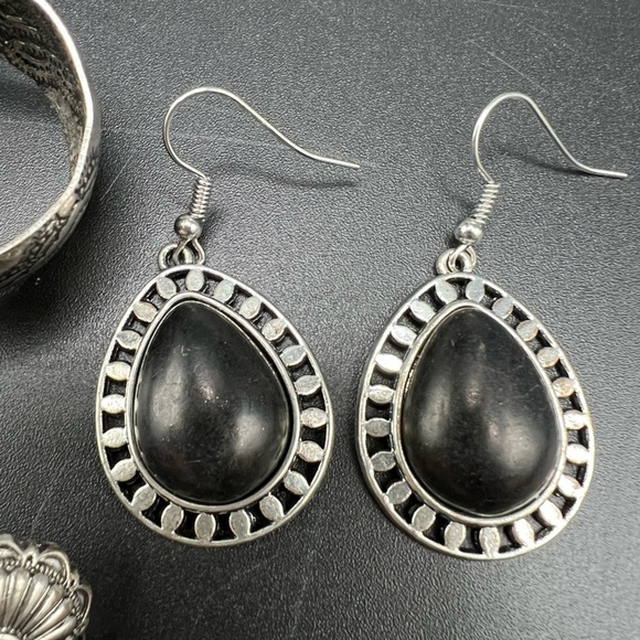 Lot of 4 pair pierced western, southwestern style earrings silver tone - Picture 3 of 16